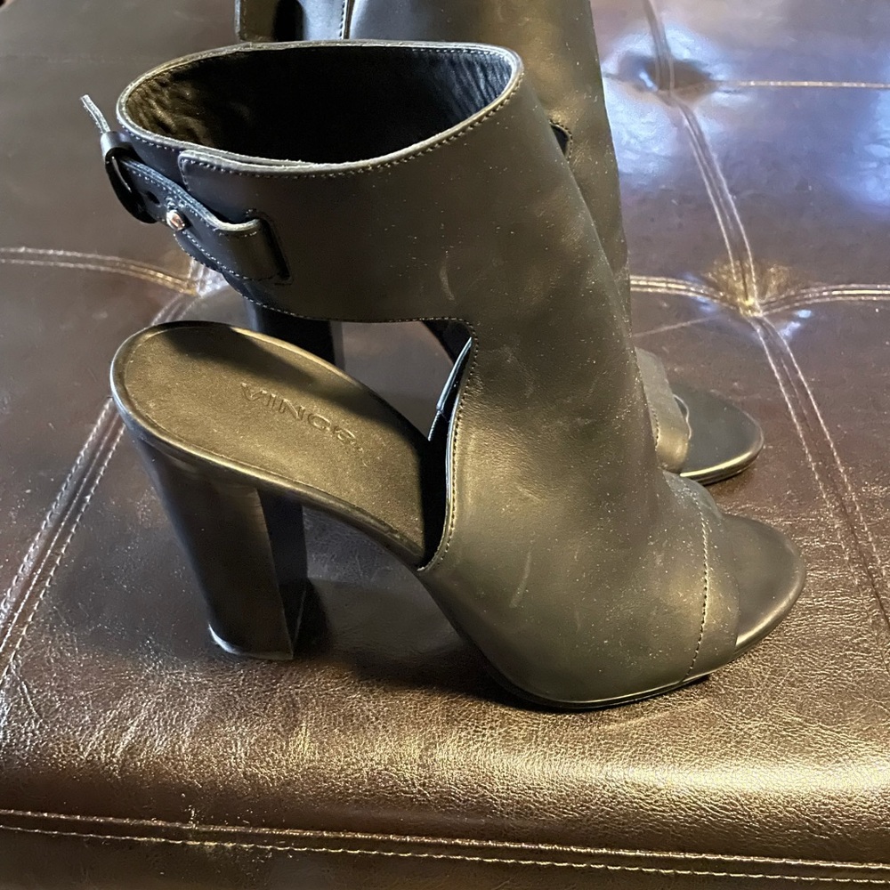 Authentic VINCE “Addie” Leather Sandal Size 8.5 Black